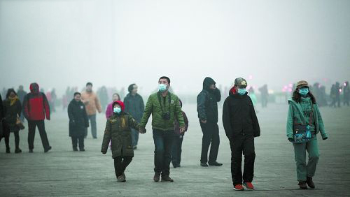 霧霾天氣帶著(zhù)口罩的人群